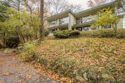 Image de The perfect wooded retreat for artists, writers, readers, and beach lovers.