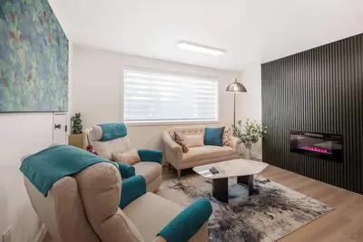 Image de Chic 2b1b Lower Unit – Renovated w/ Designer Flair