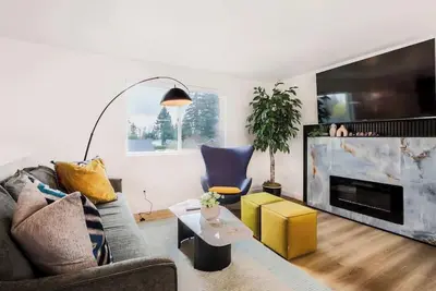 Image de Gracious 2b/1b Upper Unit - Designer Renovation!