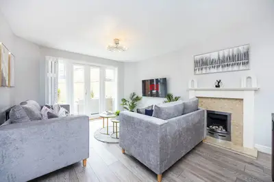 Image de 5 Bed House | Kent | Bedrooms with Tv | Pool Table | Arcade Room
