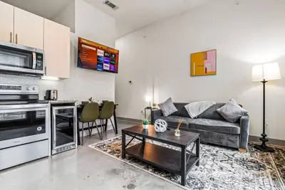 Image de Cozy Haven Steps Away from University Life