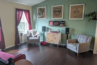 Relaxing home in a quiet neighborhood - near Psu!