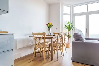 Image de Two bedroom pet friendly apartment, sleeping 4 in Lynmouth, boasting sea views.