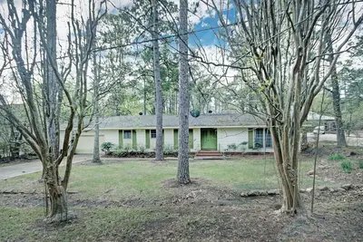 Image de Spacious 4-bedroom 2 bath house in a central location with fantastic Backyard