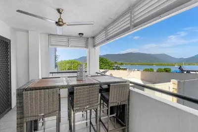 Image de Madison Magic Waterfront Balcony Haven with Pool
