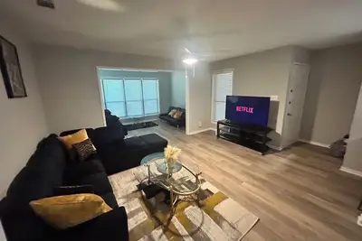 Image de Entire Unit with 4 beds!