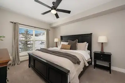 Image de Charming 2-bedroom slope facing ski-in/ski-out condo in Granby Ranch.