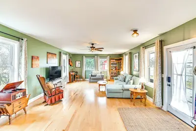 Image de 'The Olde Westerlo Village House' < 1/2 Mi to Park