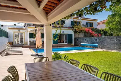 Charming 4 Bedroom House & Pool