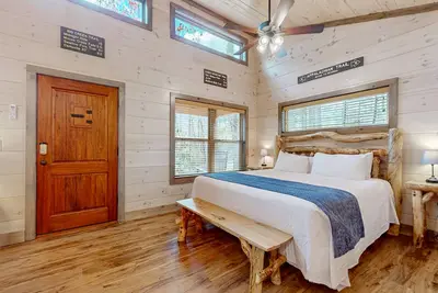 Image de Serene cabin w\/ free attraction tickets, firepit, deck, hot tub & no steps