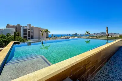 Image de Stunning Oceanfront Luxury Apartment with spacious balcony– Perfect for Families