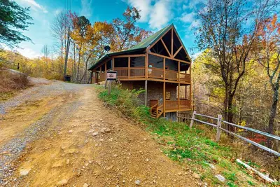 Image de Comfy cabin w/pool table, theater, hot tub, Foosball, & free attraction tickets