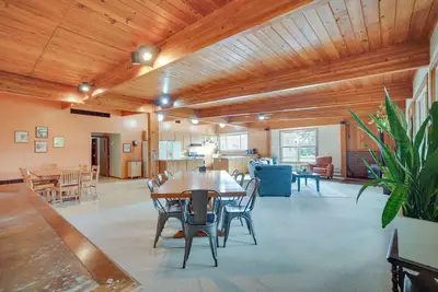 Image de Grand Rural Wisconsin Retreat: Full Indoor Gym