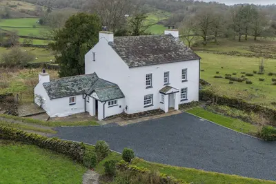 Green Yew, pet friendly, with a garden in Bowness-On-Windermere