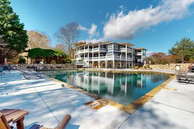 Image de Gorgeous combo unit w 2 full kitchens\/living rooms & shared pool