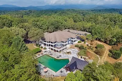 Image de Spacious condo with full kitchen, shared pool and mountain views