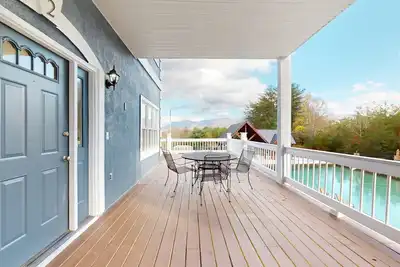 Image de Beautiful condo with lots of space, share pool and mountain views