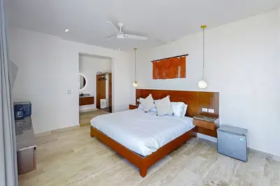 Cozy lockoff near the beach with pool, fitness room, gardens & modern amenities