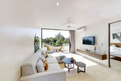 Image de Stylish retreat with spacious balcony, lush gardens and gym