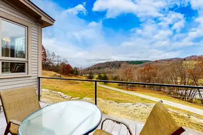 Image de Riverfront estate, mountain views, dog-friendly, fireplace, balcony, w\/d, wifi