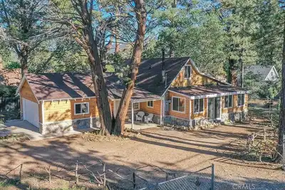 Image de Cheerful vintage cabin with modern amenities.