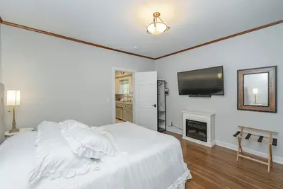 Image de Warm Nest Inn - Spacious, Luxurious 2-bedroom, one block to St Mary's