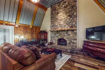 Image de Charming log cabin with serene views, private pond, & cozy fireplace