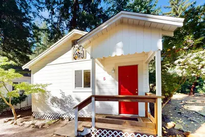 Image de Charming Cabin with 2 bedrooms. King bed and Queen Bed, 65\" Tv, Recliners, Deck