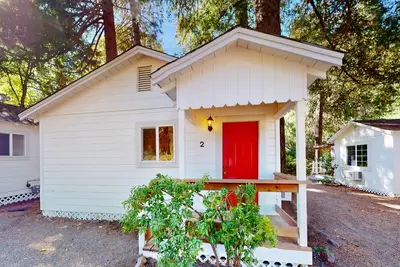 Image de Charming 1 bedroom cabin. Queen bed, Wifi, King Sofa Sleeper. Outdoor seating.