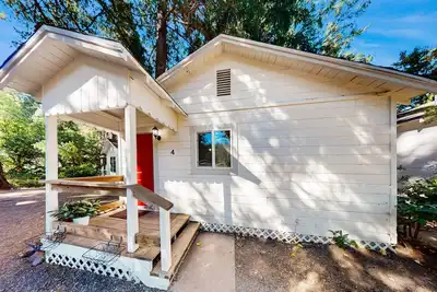 Image de Charming 1 bedroom Cabin with King bed, Queen Sofa Sleeper, Wifi, Kitchen, Deck