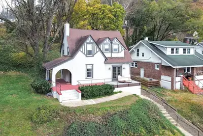 Image de Walk to Roanoke River Greenway: Mountain-View Home
