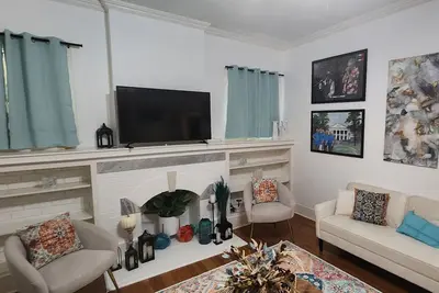 Image de Spacious 4-bedroom house in the heart of the Garden District with ample parking.