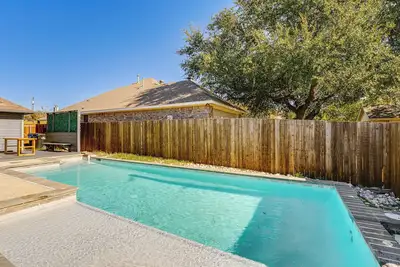 Image de 1/2 Mi to Frisco Commons! Family Getaway w/ Patio