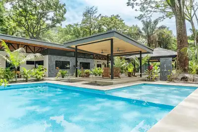 Image de New Luxury Villa in central Guiones - walk to the beach, large pool & parking