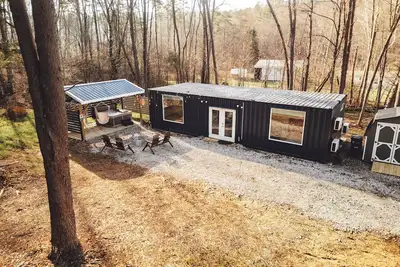 Image de Steel Nest- a charming 2-bedroom container house Rockbridge