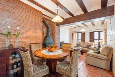 Image de Maison de campagne \"Cueva Del Gollisno\" avec vue sur les montagnes et Wi-Fi