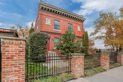 Image de Brush Park Flats | Walk to Stadiums | Sleeps 9