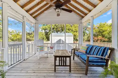 Image de New Listing | Cozy Cottage | Fully Fenced Yard