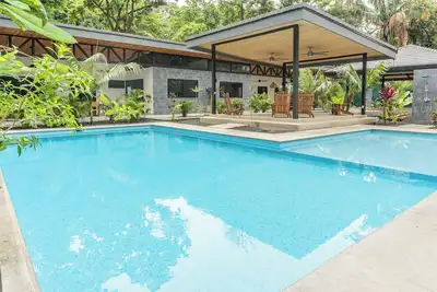 Image de New Luxury Villa in central Guiones - walk to the beach, large pool & parking