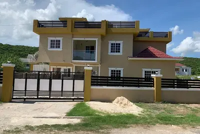 Image de Cozy 2-bedroom apartment in peaceful Trelawny Parish with Ac, walking to Beach