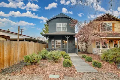 Image de #HabitueHomes - Tree-lined Tranquility