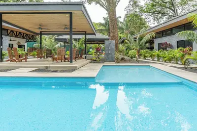 Image de New Luxury Villa in central Guiones - walk to the beach, large pool & parking