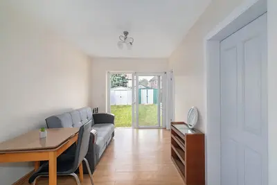 Image de Spacious 4-bedroom house in Dagenham with WiFi, Close to buses, trains, shops