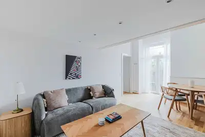 Image de Blueground | Leopoldstadt, furniture & decor