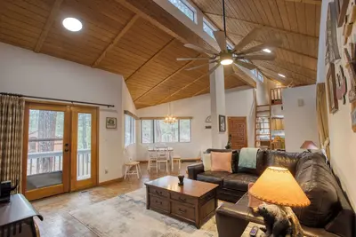 Image de Black Bear Retreat - Wonderful 3 bed cabin in Pinetop with a fenced yard & Wifi.