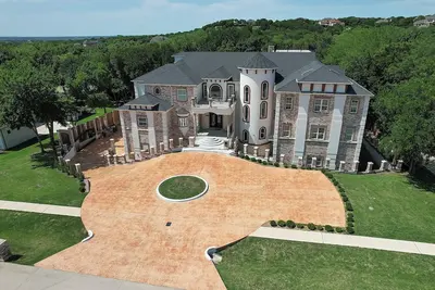 Image de 11, 000 sq. ft Luxury Dallas Mansion with Scenic Views, 8 bed, 10. 5 bath
