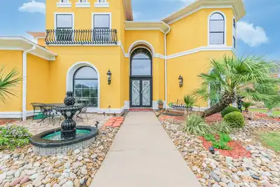 Image de Luxury Home w\/ Patio & Lake View in Richmond!