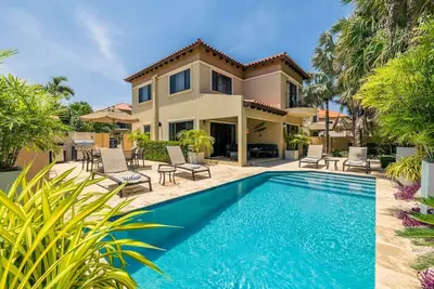 Image de Exquisite Poolside Living in Diamante 165 by Bocobay