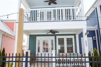 Image de Palm Palace: 3 bed/2. 5 bath Lakeside Cottage w/ King Beds, Game Room & Hot Tub!