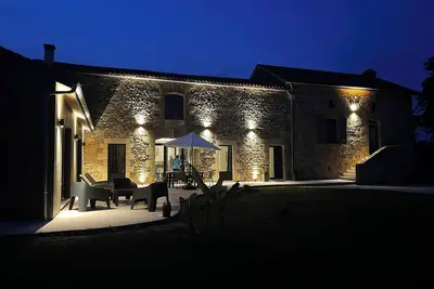 Image de Ferme rénovée avec piscine intérieure en Périgord proche Sarlat